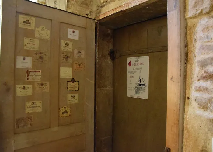 Le Logement Des Gardes De La Porte De Beaune Au Xviie Siècle Atypique * Beaune (Cote d'Or)